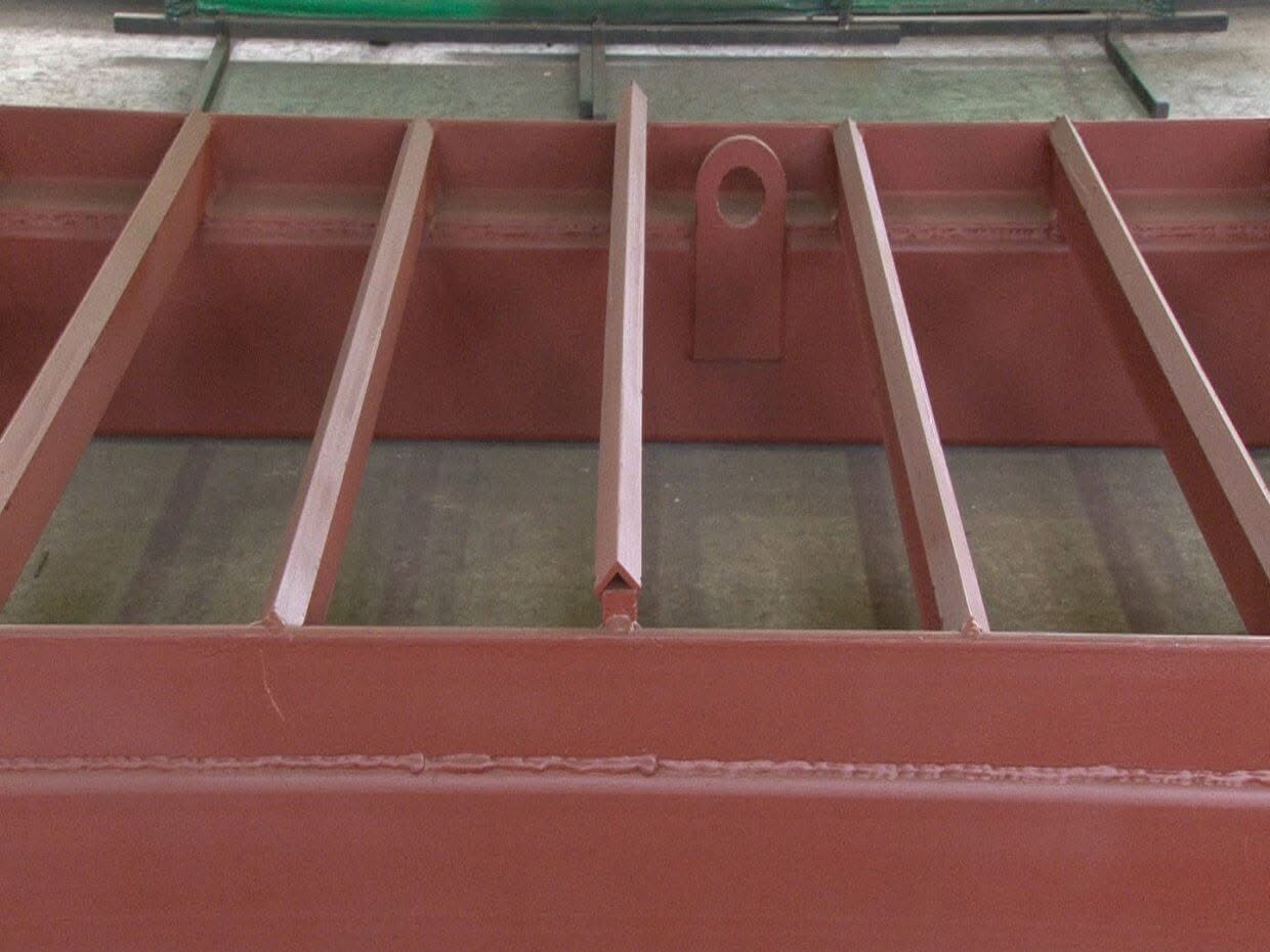 DriveOn V-Tech Raised Bar – Eco Green Plant Hire Close-up of the raised V-Tech bar and steel grid used in the Eco Green Plant Hire waterless wheel cleaning system.